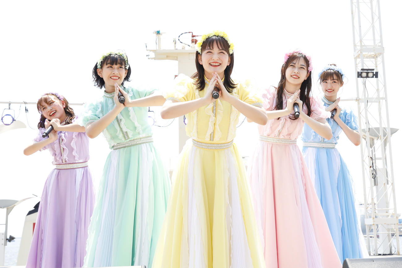 コロナ禍で延期されていたライブで、最後のパフォーマンスを披露した（左から）堀くるみ、根岸可蓮、清井咲希、彩木咲良、春名真依