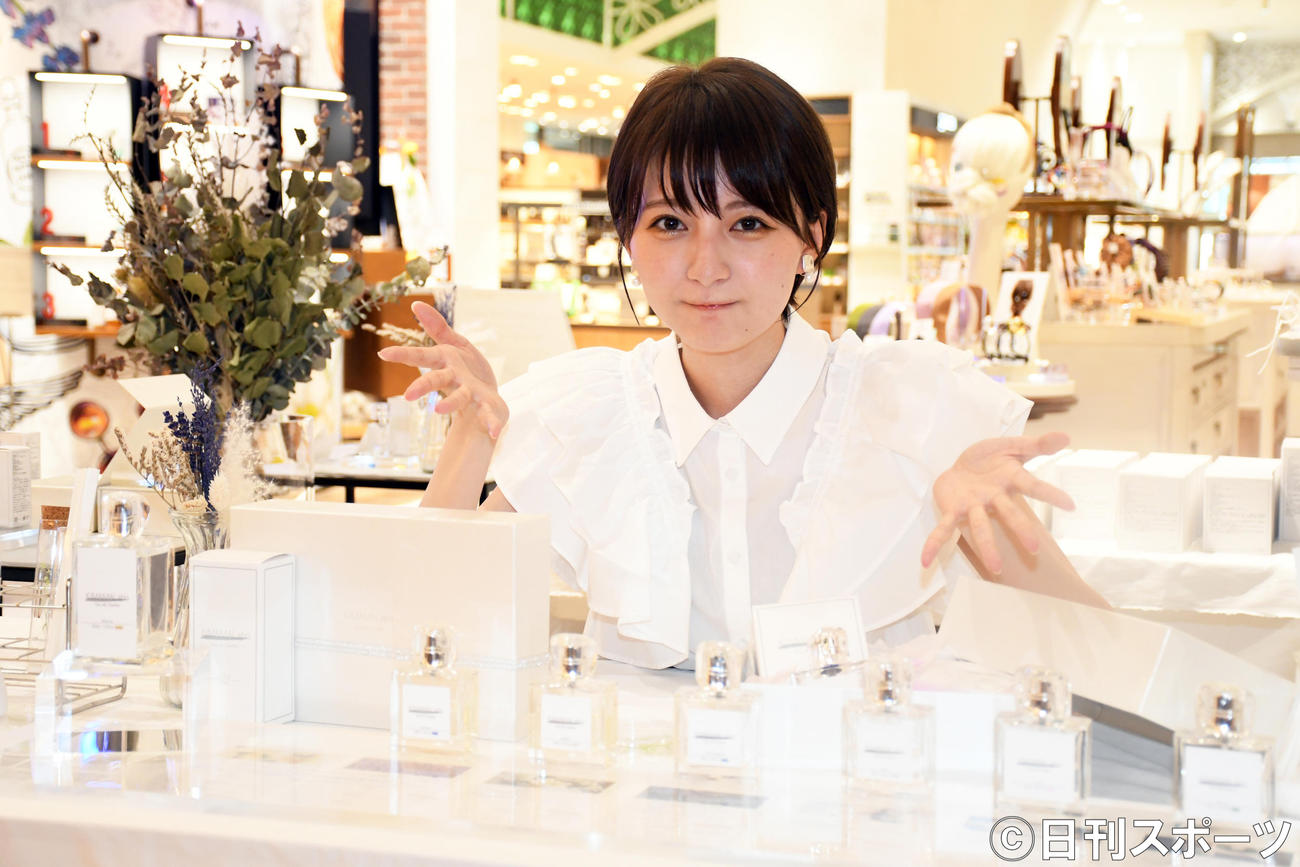 ポップアップストアでオリジナル香水ブランド「KIMAMALabo」好評御礼取材会を行った、こばしり。（撮影・大友陽平）