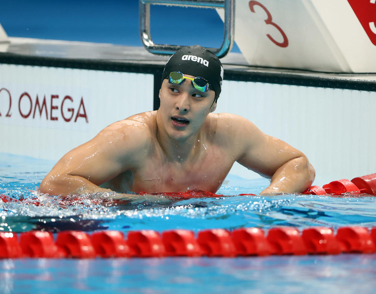 男子200メートル個人メドレー決勝　レースを終え、記録を確認する瀬戸（撮影・パオロ　ヌッチ）