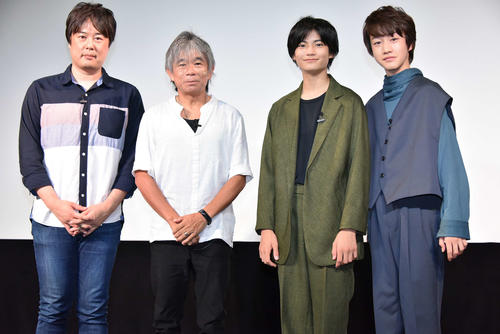 映画「都会のトム＆ソーヤ」のイベントに出席した、左から脚本家徳尾浩司氏、原作のはやみねかおる氏、城桧吏、酒井大地