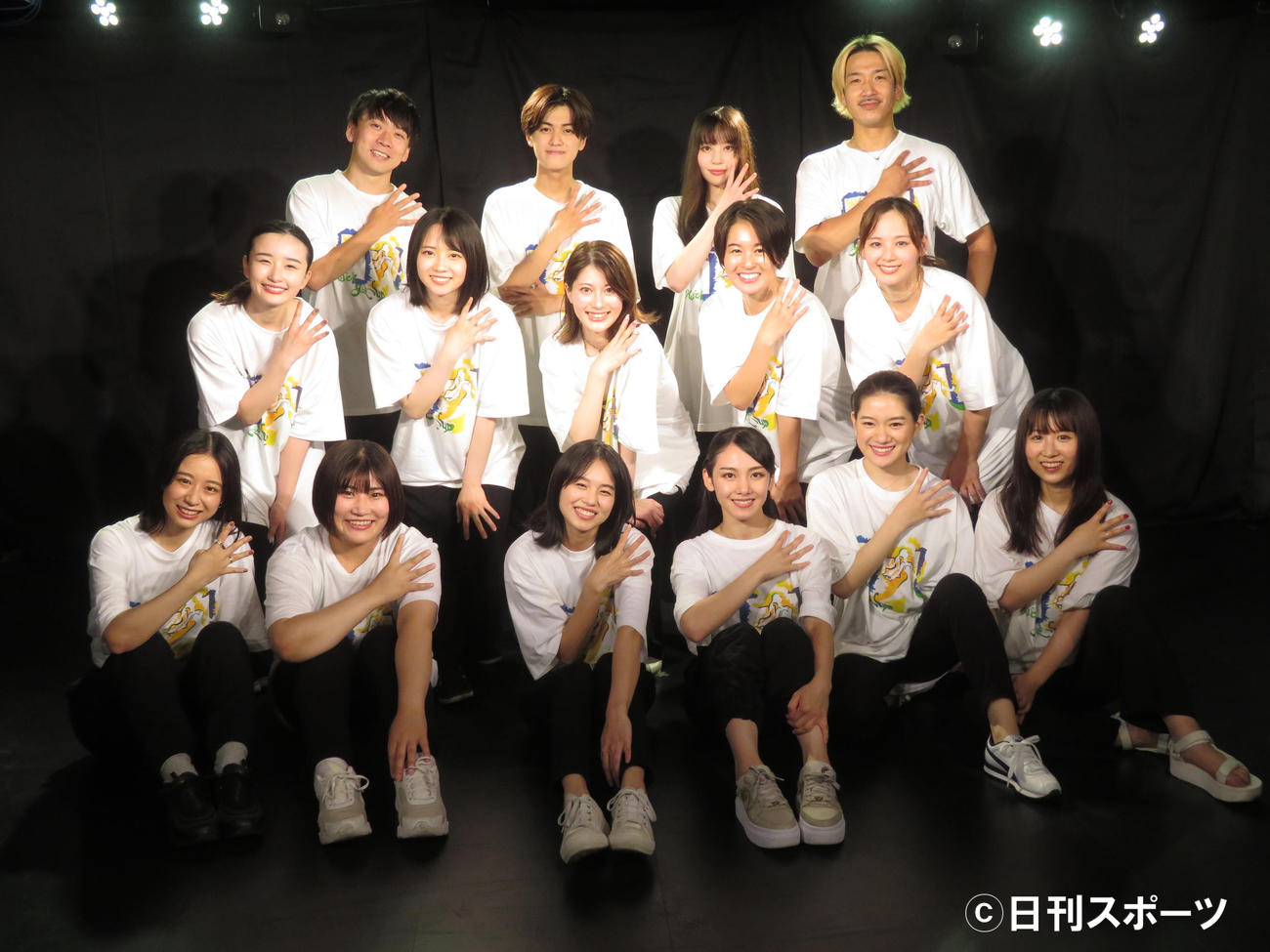 ファンイベントを開催した劇団4ドル50セント。前列左から堀口紗奈、隅田杏花、國森桜、長谷川晴奈、仲美海、田代明。中列左から安倍乙、本西彩希帆、菅原麻由佳、岡田帆乃佳、立野沙紀。後列左から久道成光、中村碧十、八鍬乃々、うえきやサトシ（撮影・横山慧）