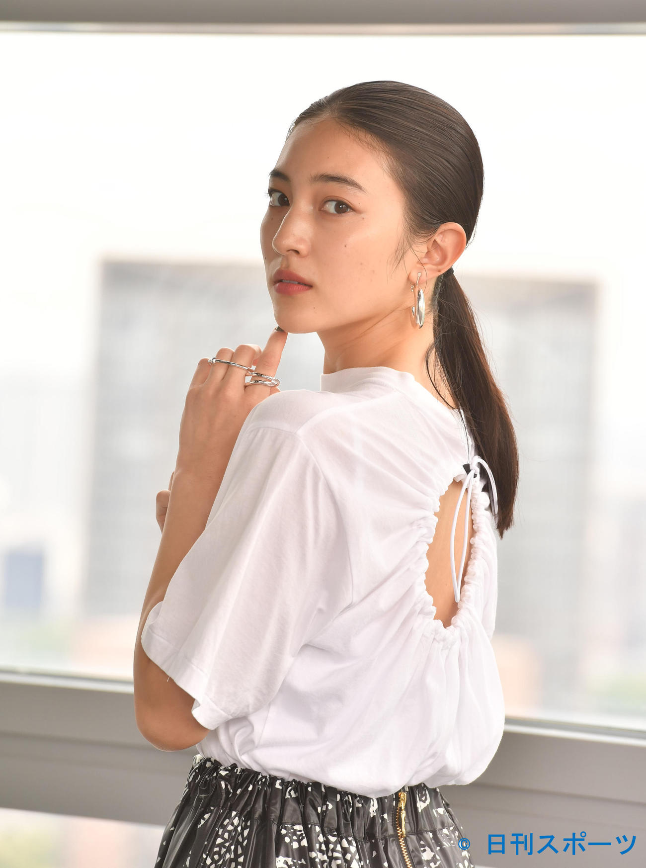 カメラ目線でポーズをとる久保田紗友（撮影・柴田隆二）