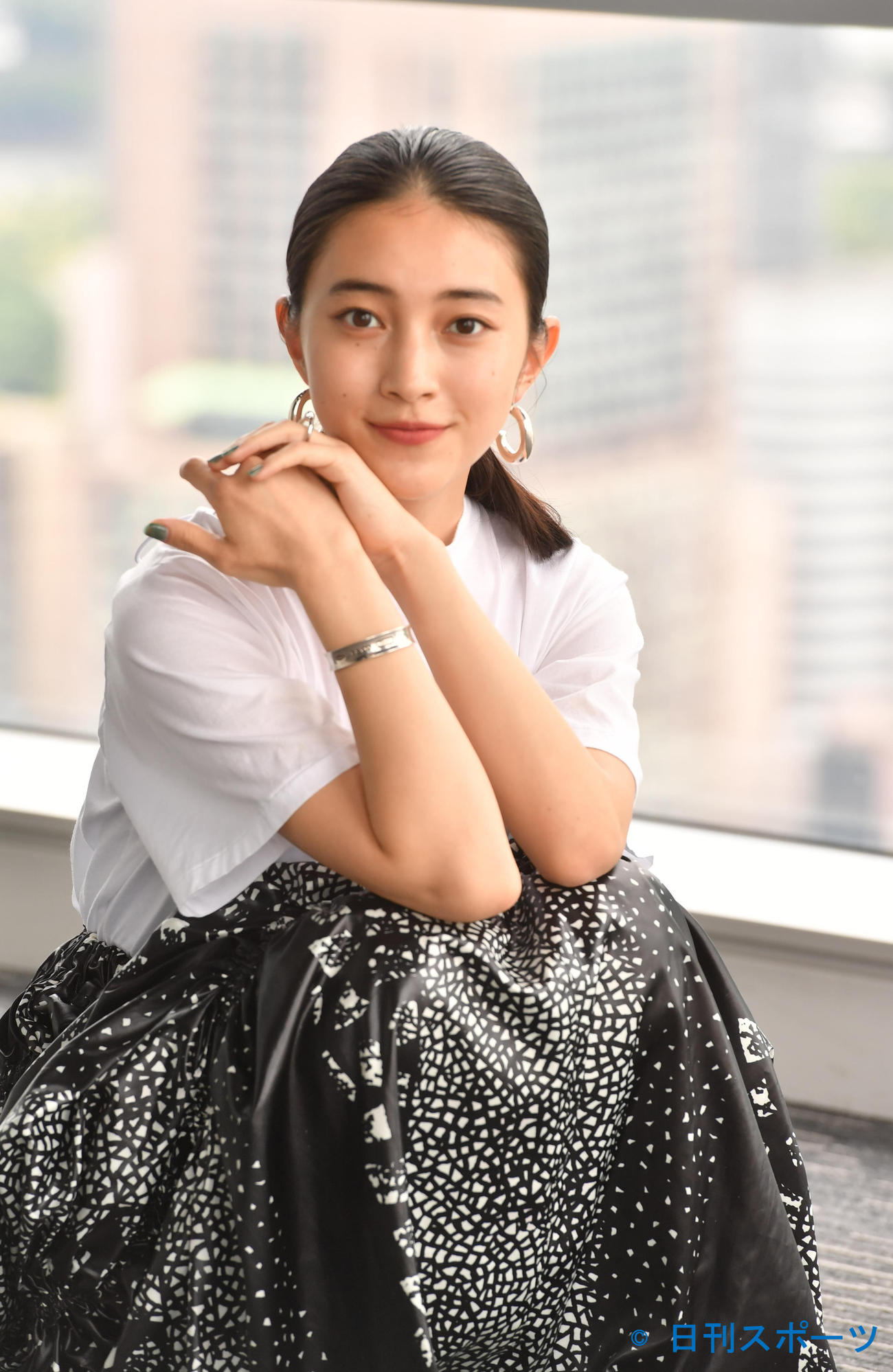 カメラに向けてほほえむ久保田紗友（撮影・柴田隆二）