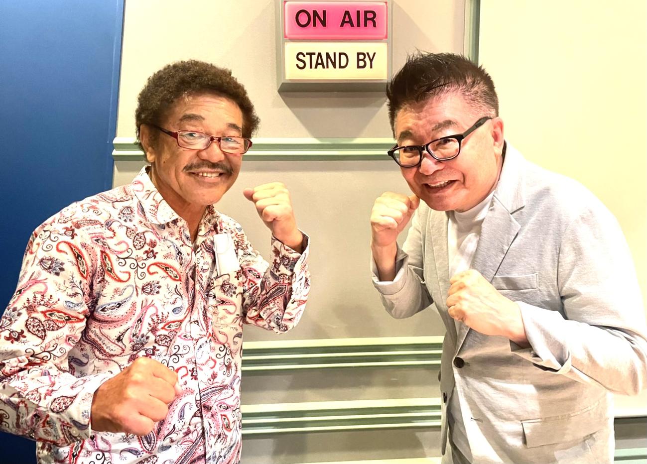 ファイティングポーズを取る具志堅用高(左）と生島ヒロシ