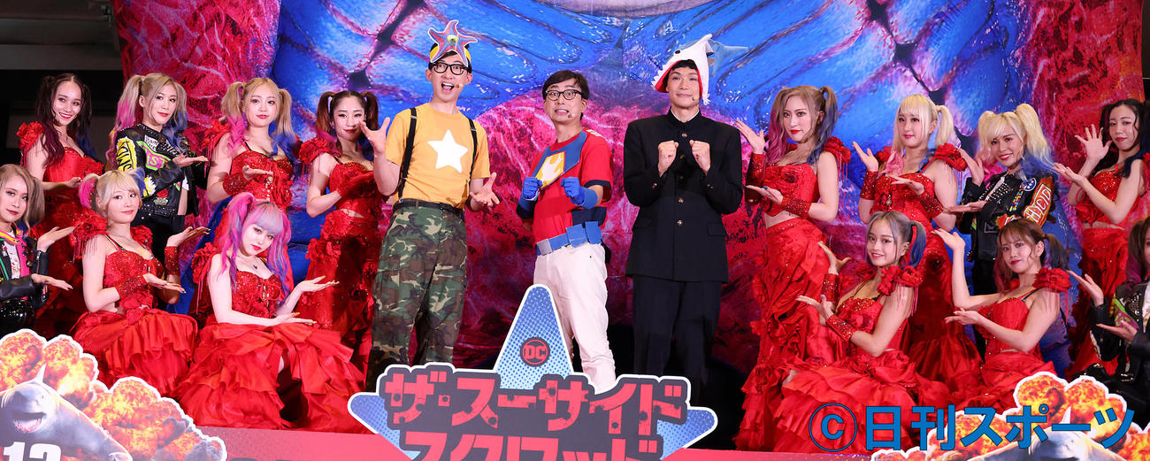 ダンサーたちに囲まれ記念撮影する、中央左から、おいでやすこが、おいでやす小田、もう中学生（撮影・中島郁夫）