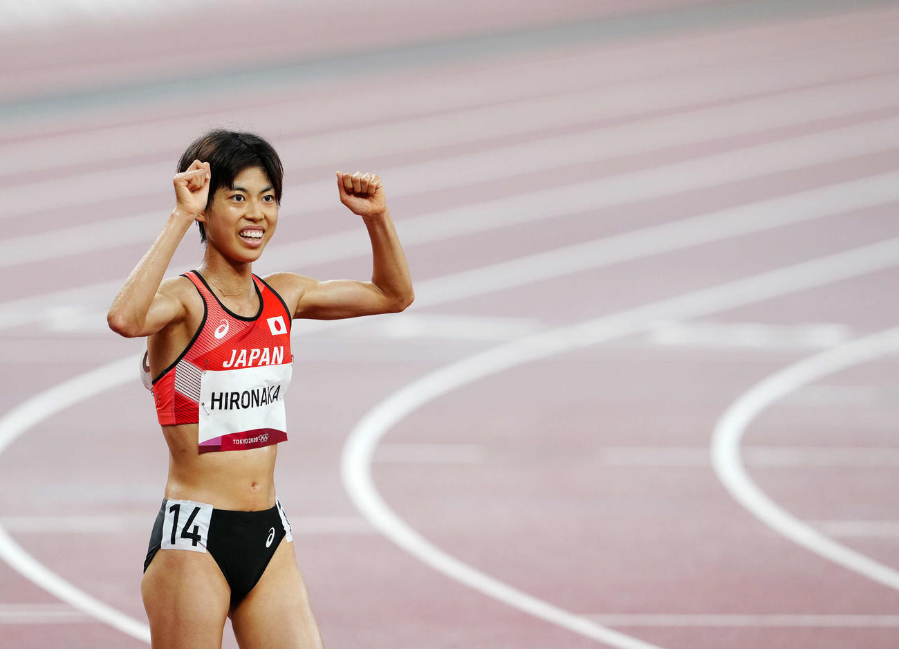 女子5000メートル決勝後、日本新で9位でフィニッシュした広中は関係者にガッツポーズを見せる（撮影・江口和貴）
