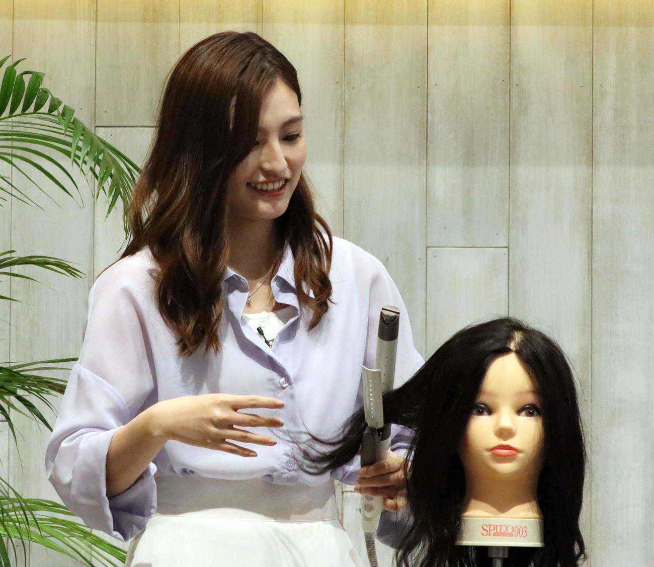 「elims me」のプレス発表会に出席し、マネキンのヘアアレンジをする森高愛（撮影・関根直人）