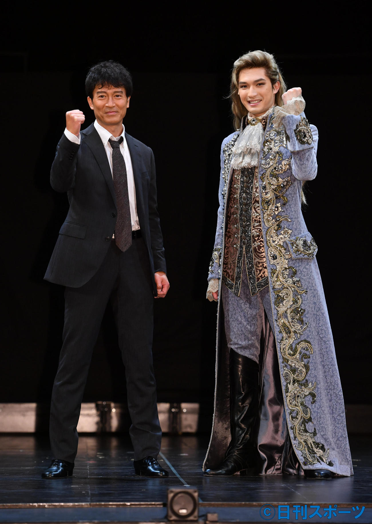 「スタンディングオベーション」の会見で記念撮影に納まる刑事役の寺脇康文(左)とイギリス王ジョージ二世役のSixTONESのジェシー（撮影・柴田隆二）