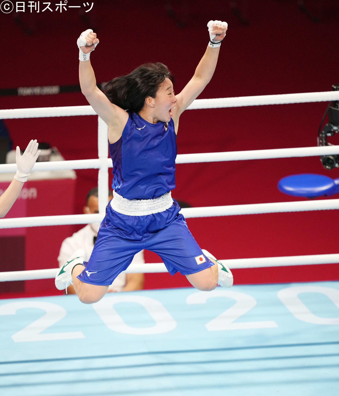 ボクシング女子フェザー級決勝　ペテシオに勝利し金メダルを獲得し、飛び跳ねながらガッツポーズする入江（撮影・鈴木みどり）