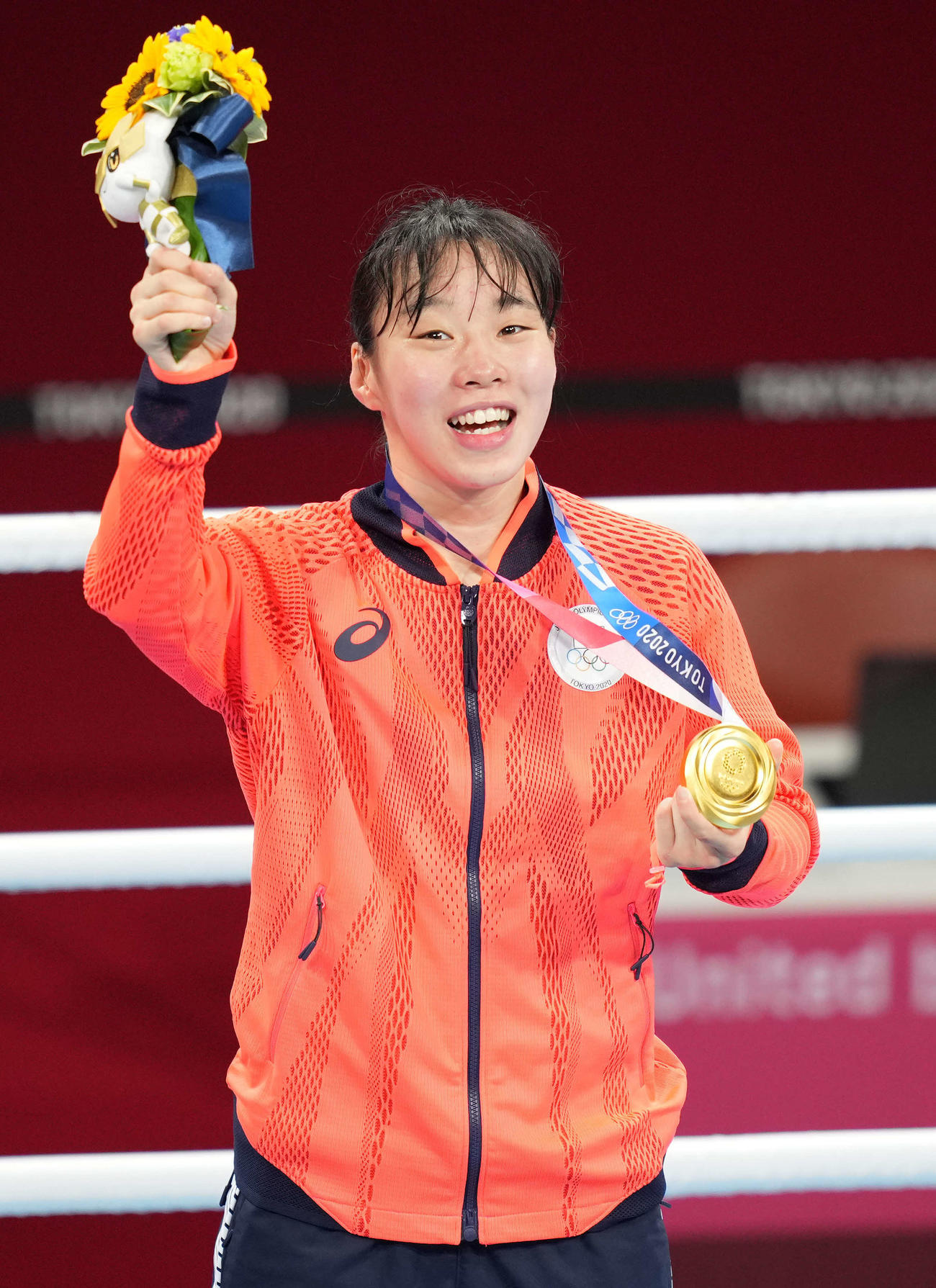 ボクシング女子フェザー級、金メダルを手に笑顔の入江（撮影・鈴木みどり）