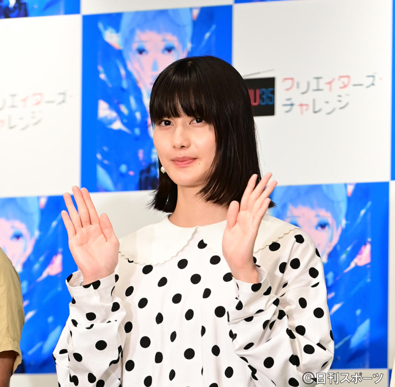 「Hulu U35クリエイターズ・チャレンジ」発表イベントで記念撮影に臨む橋本愛（撮影・小沢裕）