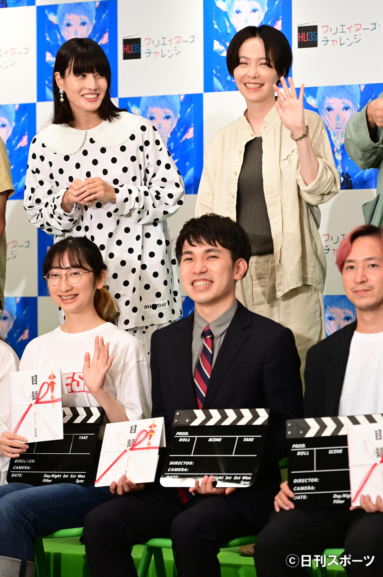 「Hulu U35クリエイターズ・チャレンジ」発表イベントでファイナリスト5名とともに記念撮影に臨む、後列左から橋本愛、本谷有希子（撮影・小沢裕）