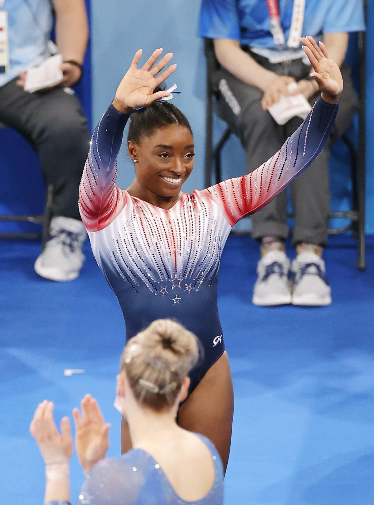 女子種目別平均台決勝の演技を終え、スタンドに向かい手を振るシモーン・バイルス（共同）