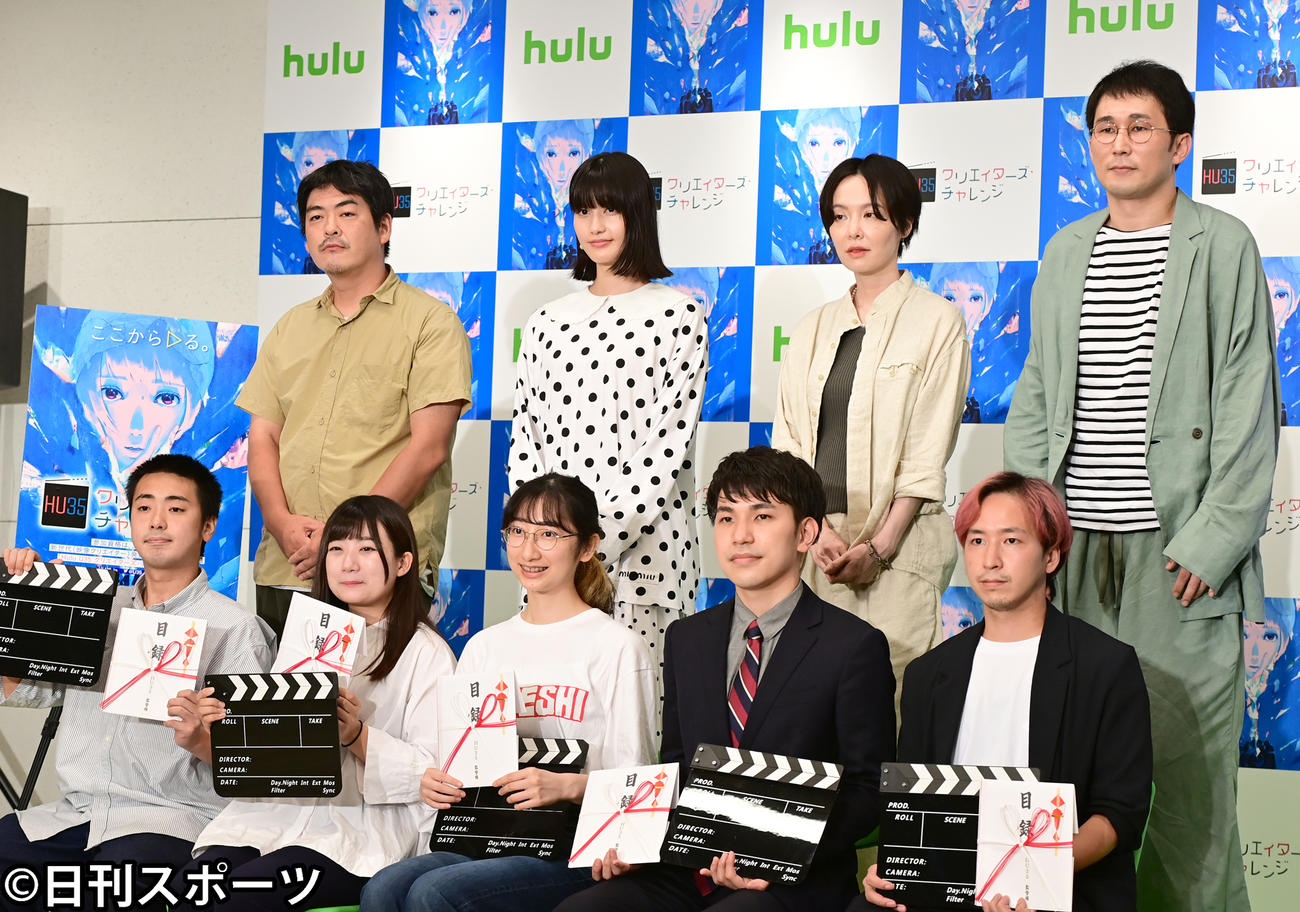 「Hulu　U35クリエイターズ・チャレンジ」ファイナリスト発表イベントに臨む橋本愛（後列左から2人目）ら（撮影・小沢裕）