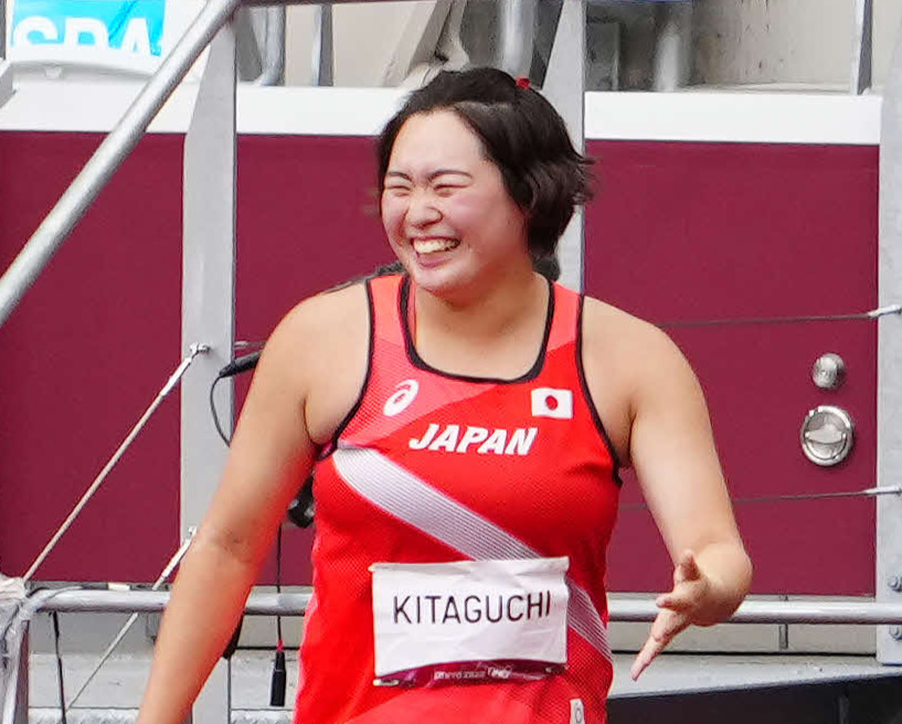 女子やり投げ予選、1投目を終え笑顔を見せる北口（左）（撮影・江口和貴）