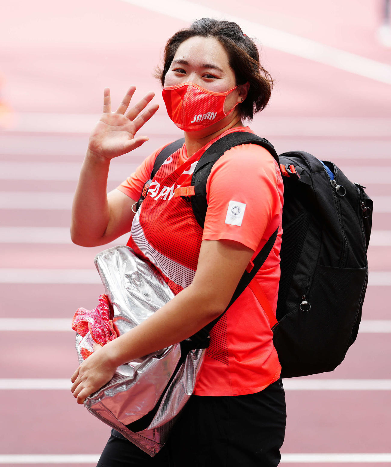 女子やり投げ予選を終え、引き揚げる途中に手を振る北口（撮影・江口和貴）