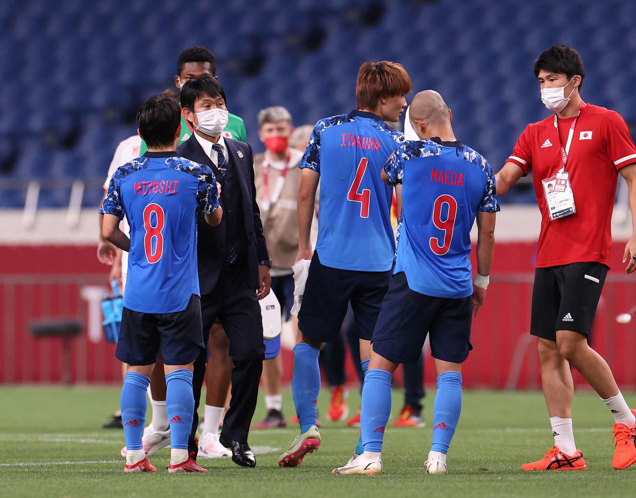 日本対スペイン　延長の末スペインに敗れたイレブンをねぎらう森保監督（左から2人目）（撮影・河野匠）