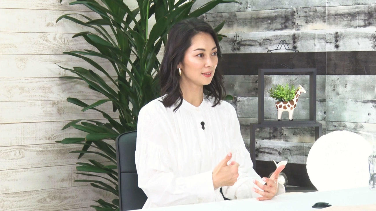 フジテレビ系で18日放送の「突然ですが占ってもいいですか？」でテレビに12年ぶりに出演する伊東美咲(C)フジテレビ