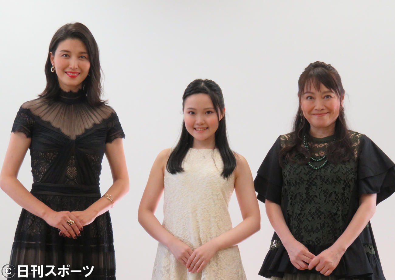 「ジュニア・アース・ジャパン」アンバサダーの井上あずみ（右）ゆーゆ（中）親子と「ミセス・グローバル・アース」アンバサダーの橋本マナミ