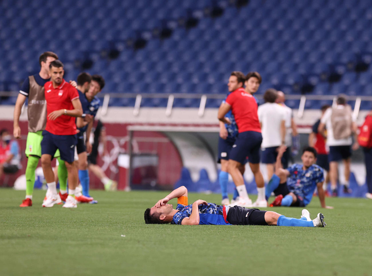 3日　日本対スペイン　延長の末スペインに敗れ、ピッチに倒れ込む吉田（手前下）（撮影・河野匠）
