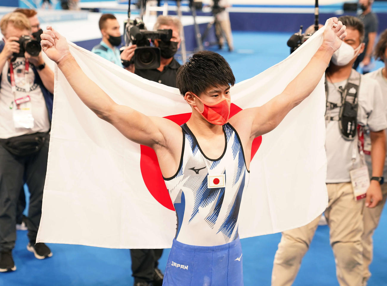 2021年8月3日、体操男子種目別鉄棒決勝　金メダルの橋本は日の丸を背負う（撮影・鈴木みどり）
