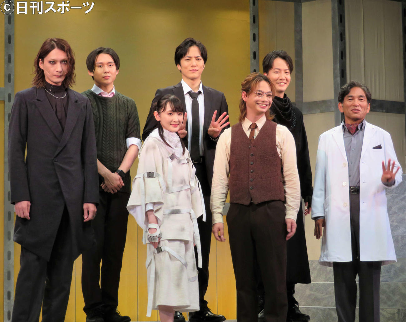 舞台「－4D－imetor（フォーディーメーター）」の取材会に出席した左から村田充、田村心、生駒里奈、松島庄汰、池田純矢、新子景視、阿南健治（撮影・三須佳夏）