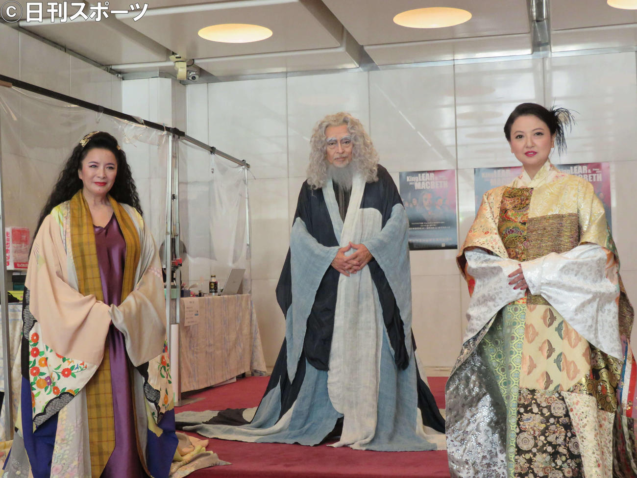 舞台「KingLEAR＆MACBETH2021～シェイクスピア戯曲～」に出演する、左から池上季実子、横内正、比企理恵