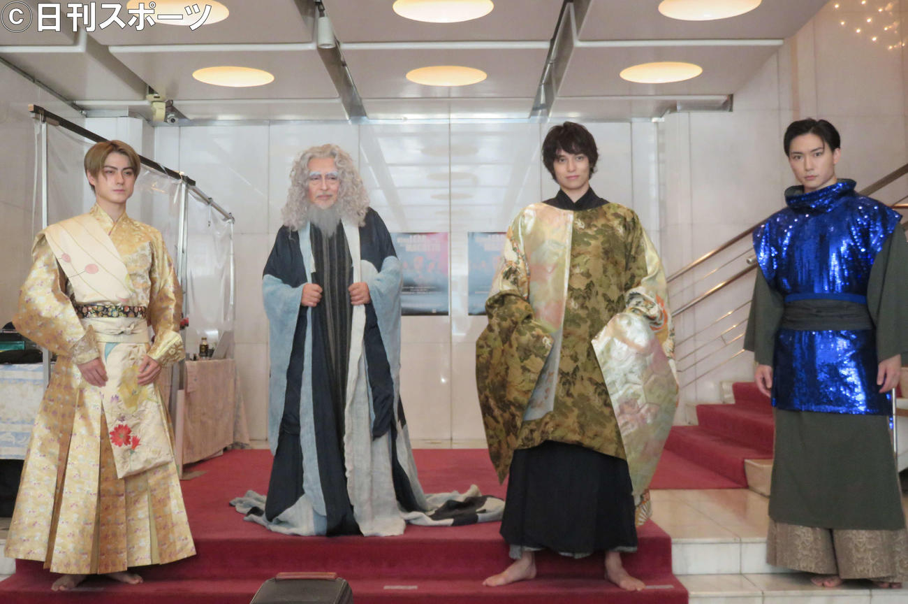 舞台「KingLEAR＆MACBETH2021～シェイクスピア戯曲～」に出演する、左から松村龍之介、横内正、瀬戸啓太、日向野祥