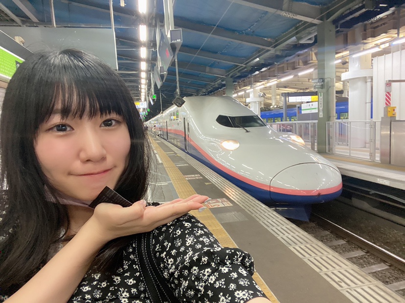 10月1日に定期運行を終える「Maxとき」と写真に納まるNGT48佐藤海里（Ｃ）Flora　