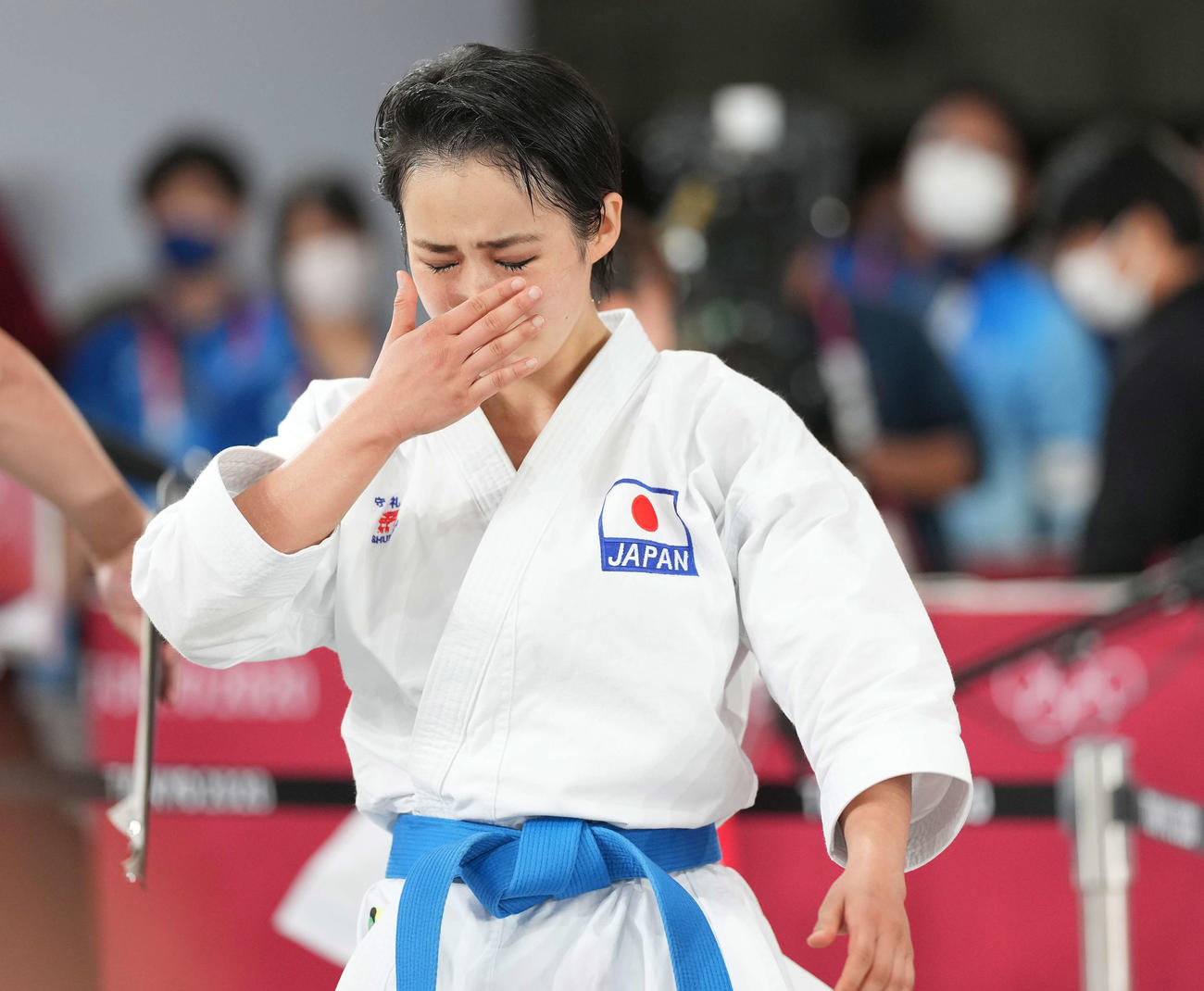 空手女子形で銀メダルに終わり、大粒の涙を流す清水（撮影・鈴木みどり）