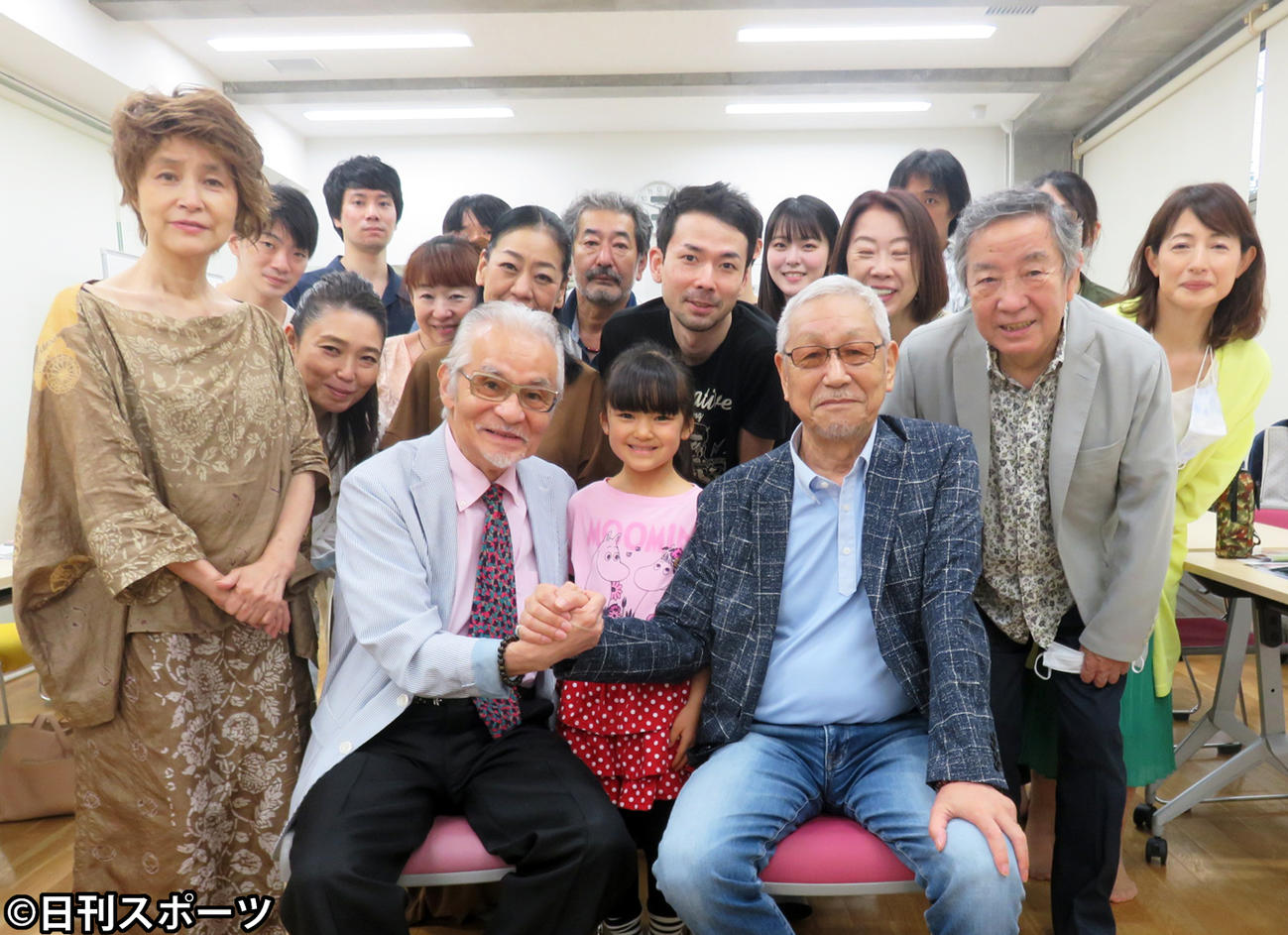 舞台「告白」のキャスト、スタッフに囲まれる三夏紳（前列左）と松生秀二監督（同右）（撮影・小谷野俊哉）