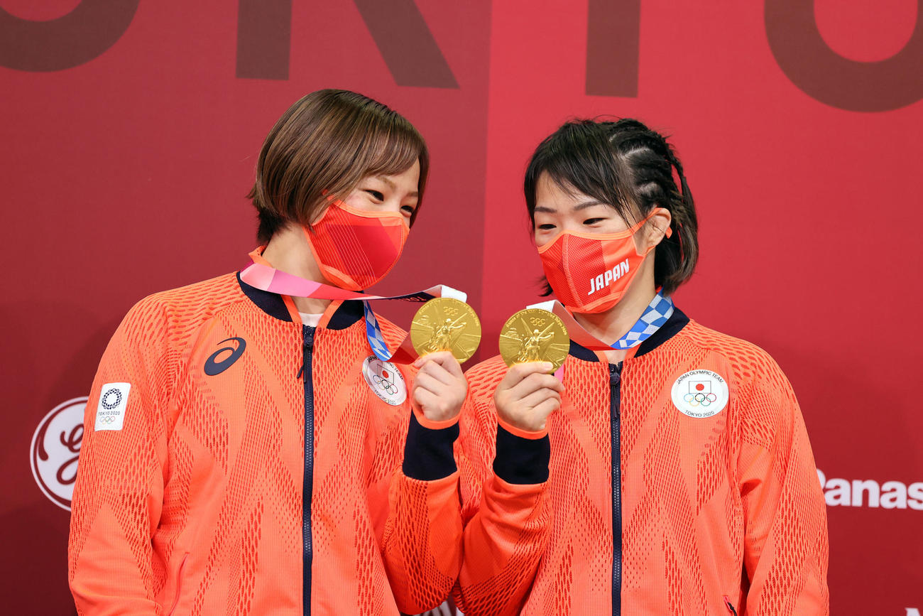 金メダルを見せ合う姉川井梨紗子（右）と妹友香子（撮影・パオロ　ヌッチ）