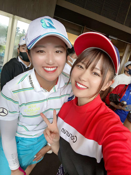 山内鈴蘭（右）と稲見萌寧