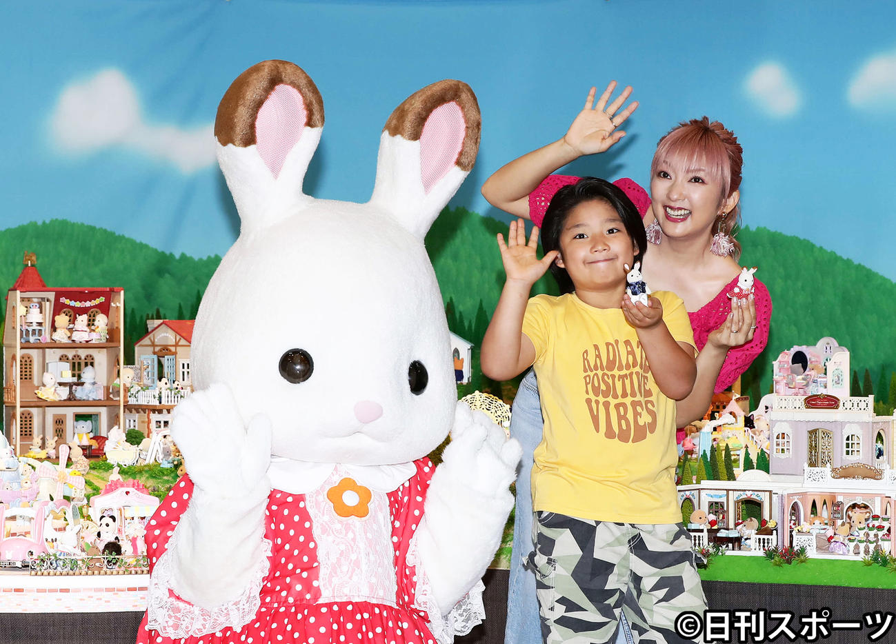 ショコラウサギのフレアと写真に納まる山田まりやと息子で子役の草野崇徳くん（撮影・丹羽敏通）