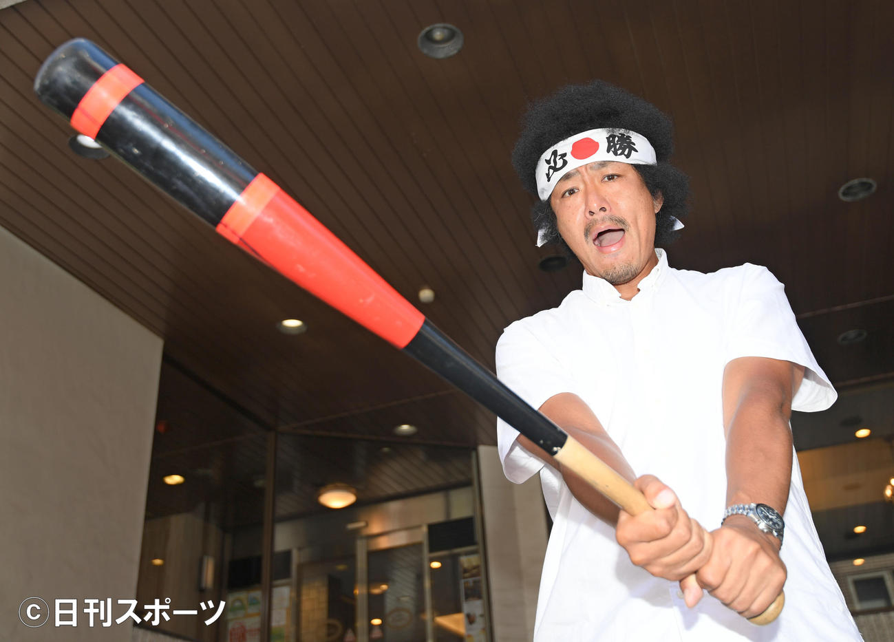 「全力応援！」バットを手にポーズを決めるトータルテンボスの藤田憲右（撮影・たえ見朱実）