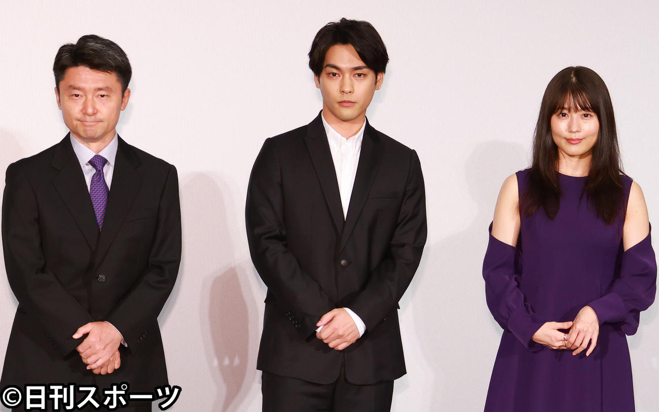映画「映画　太陽の子」公開初日舞台あいさつをする、左から黒崎博監督、柳楽優弥、有村架純（撮影・中島郁夫）