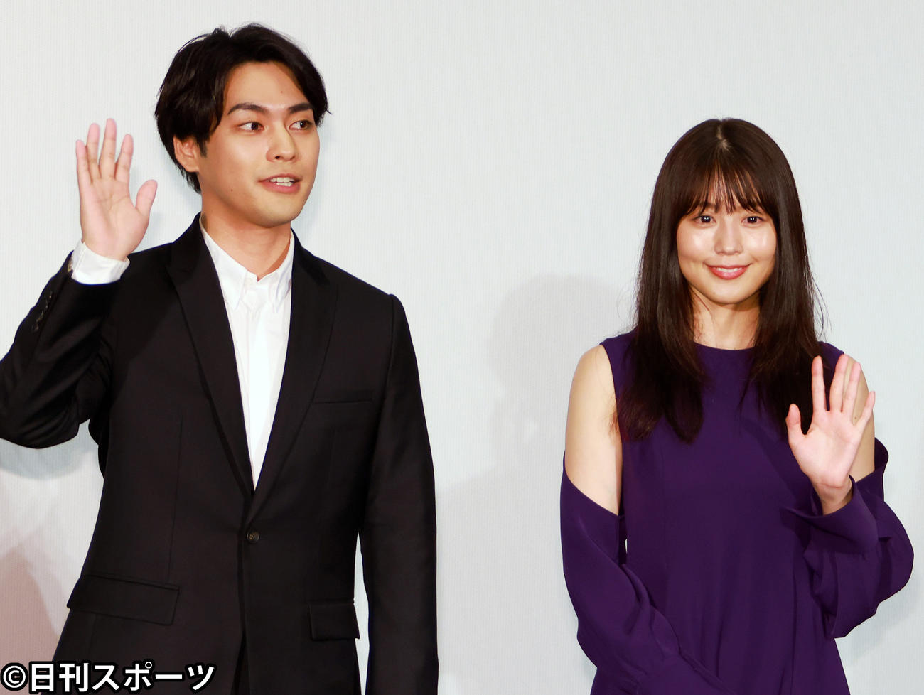 映画「映画　太陽の子」公開初日舞台あいさつで手を振る柳楽優弥（左）と有村架純（撮影・中島郁夫）