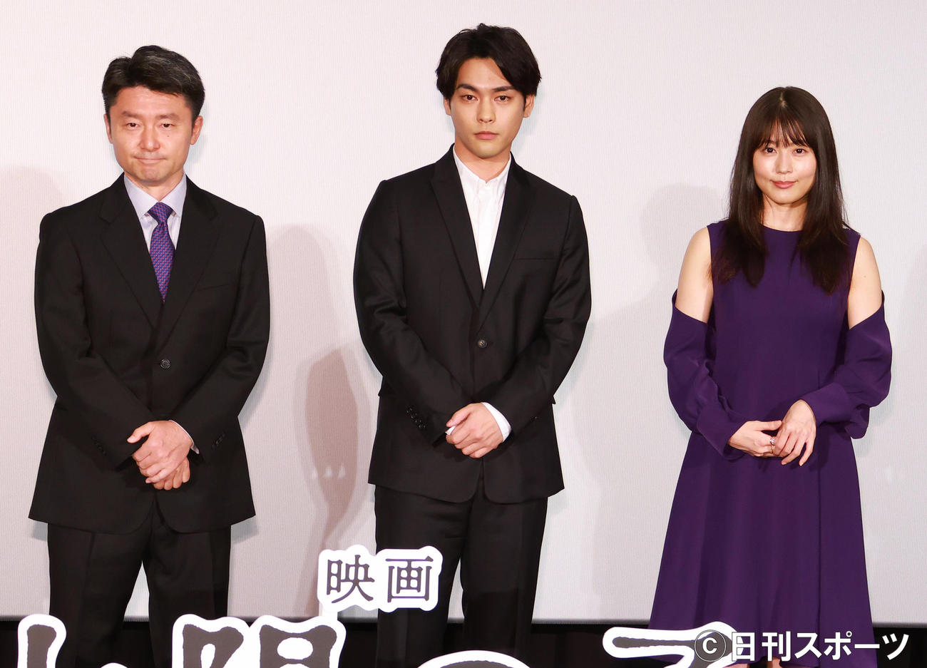 映画「映画　太陽の子」公開初日舞台あいさつをする、左から黒崎博監督、柳楽優弥、有村架純（撮影・中島郁夫）