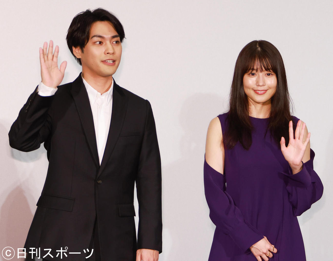 映画「映画　太陽の子」公開初日舞台あいさつをする柳楽優弥（左）と有村架純（撮影・中島郁夫）