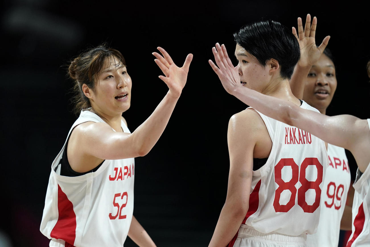 シュートを決め喜ぶ宮澤ら（AP）