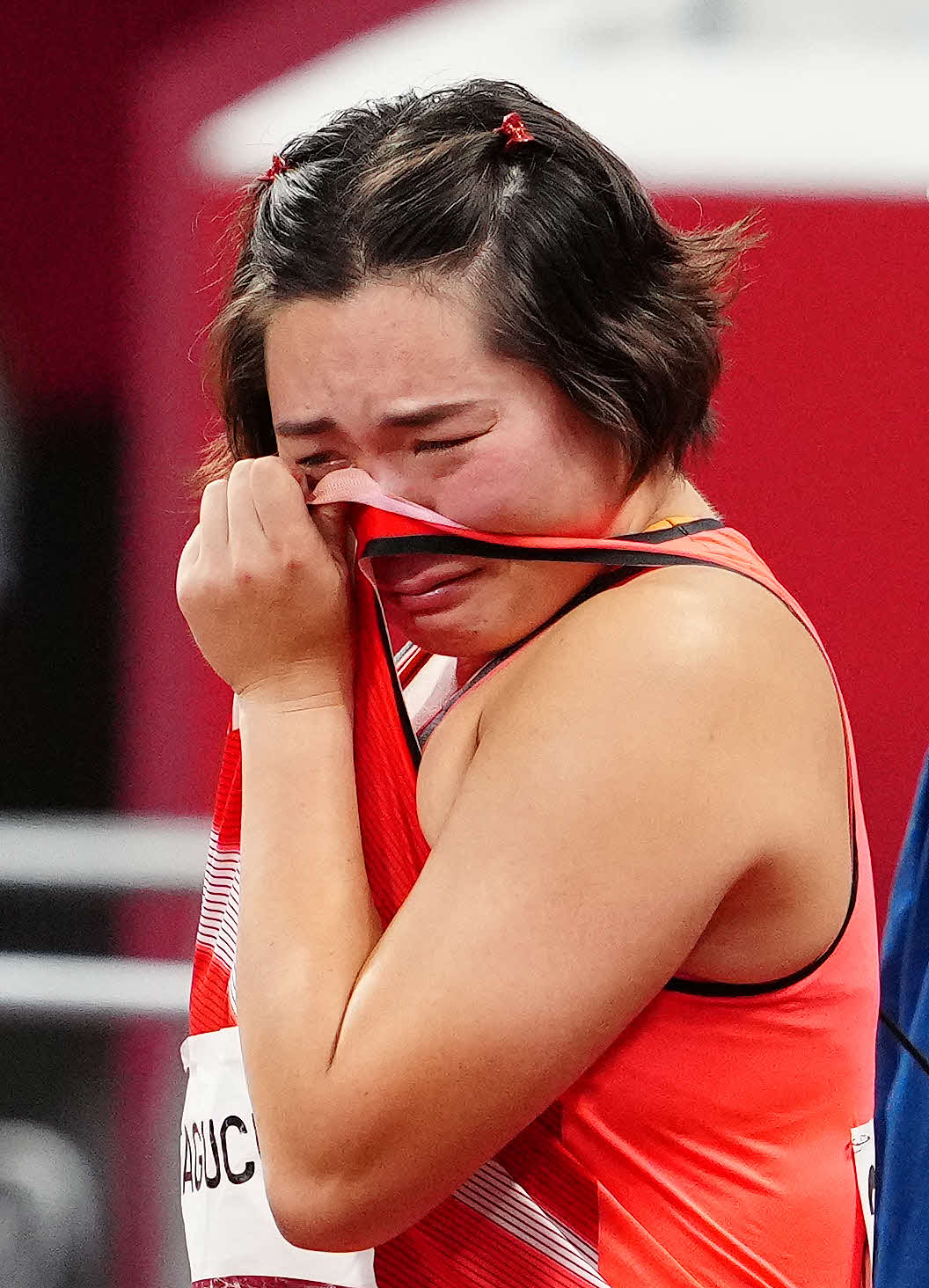 女子やり投げ決勝、4投目に進むことができず涙をユニホームでぬぐう北口（撮影・江口和貴）