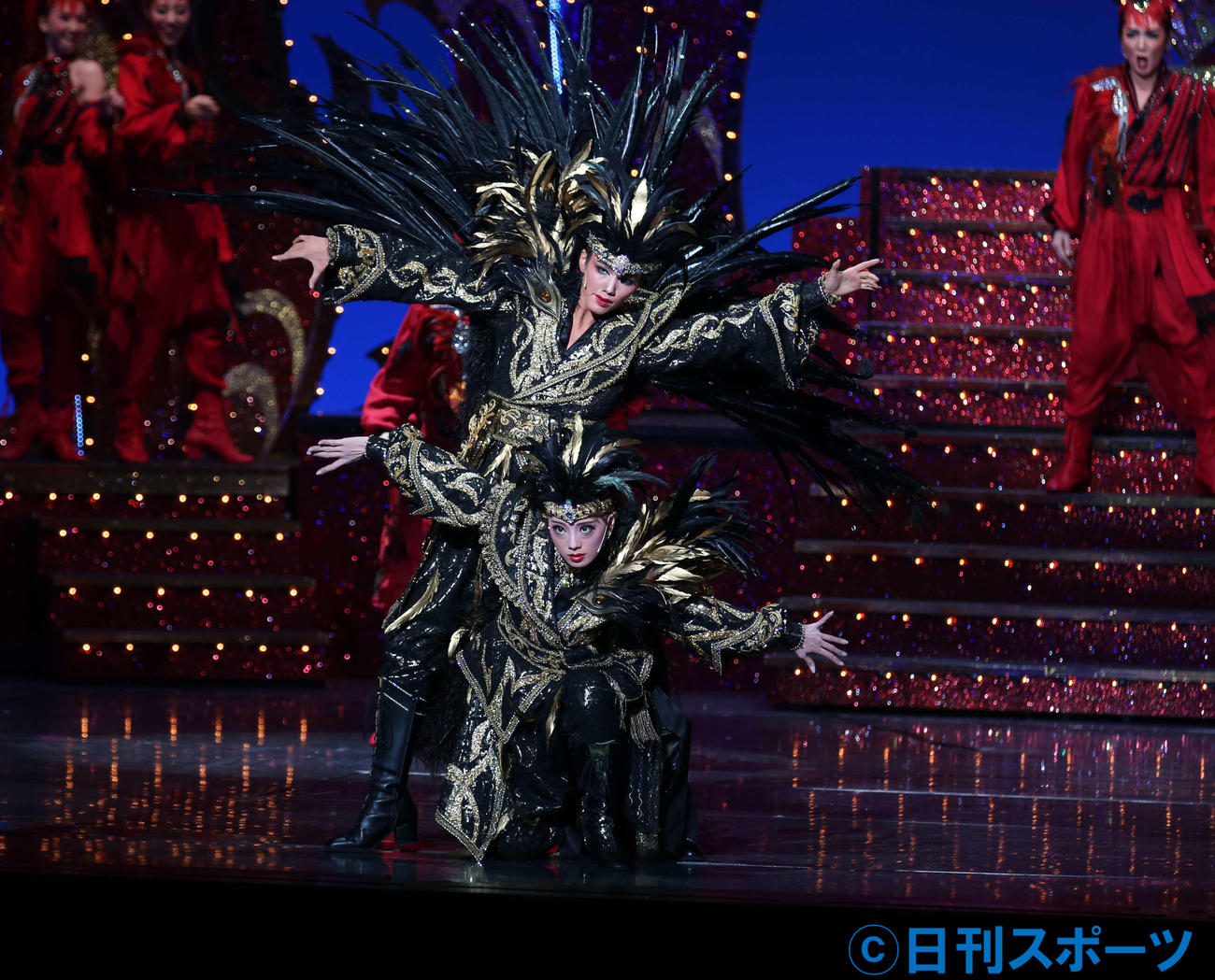 情熱的なショーに臨んだ彩風咲奈（後方）朝月希和の雪組新トップコンビ（撮影・上山淳一）