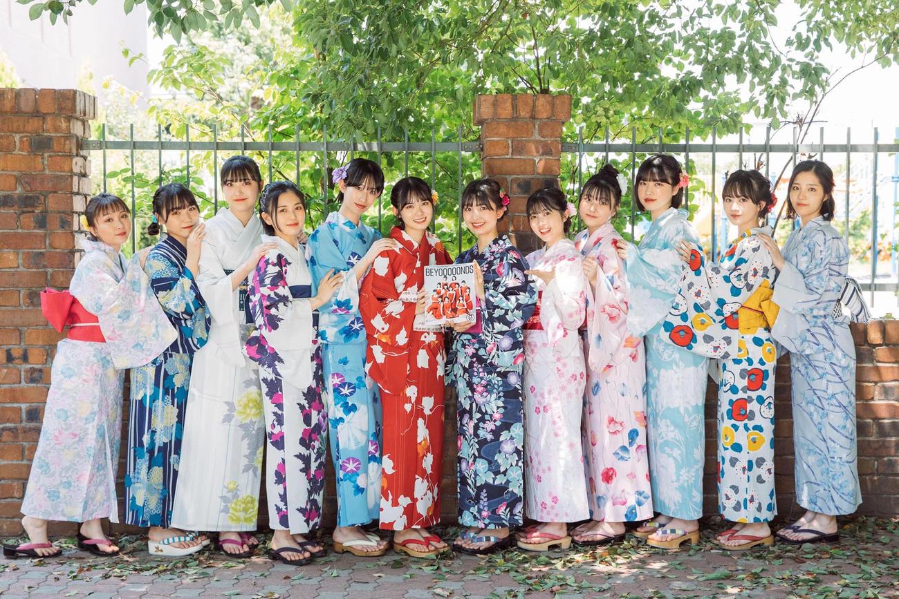 オフィシャルブック「BEYOOOOONDS＜2＞」を発売するBEYOOOOONDS。左から高瀬くるみ、清野桃々姫、江口紗耶、平井美葉、前田こころ、山崎夢羽、島倉りか、西田汐里、岡村美波、小林萌花、里吉うたの、一岡伶奈