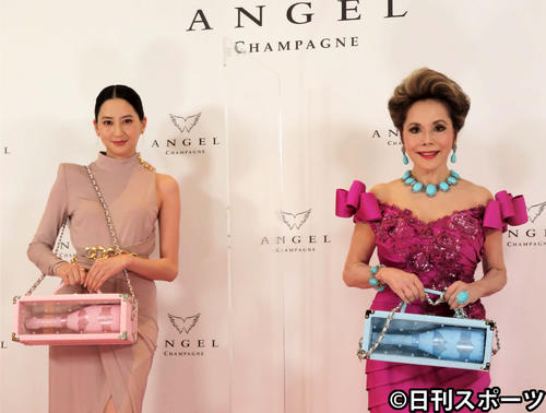 「ANGEL　CHAMPANGNE銀座店」オープニングセレモニー＆新商品発表会に出席した河北麻友子（左）とデヴィ夫人（2021年7月撮影）