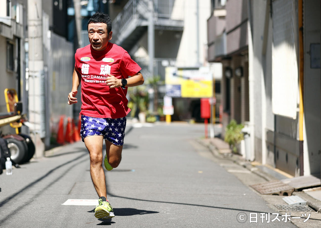 現役バリバリの猫ひろしは太陽照りつける都内のコンクリートジャングルの中でもはつらつと汗を流す（撮影・垰建太）