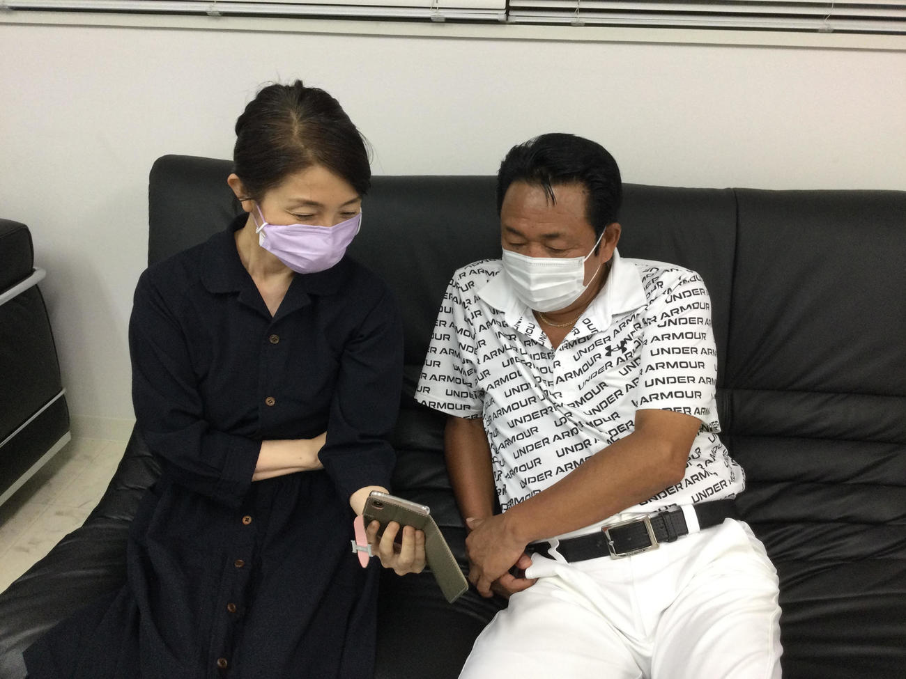 TikTokについて山本譲二（右）にアプリについてレクチャーする松居直美