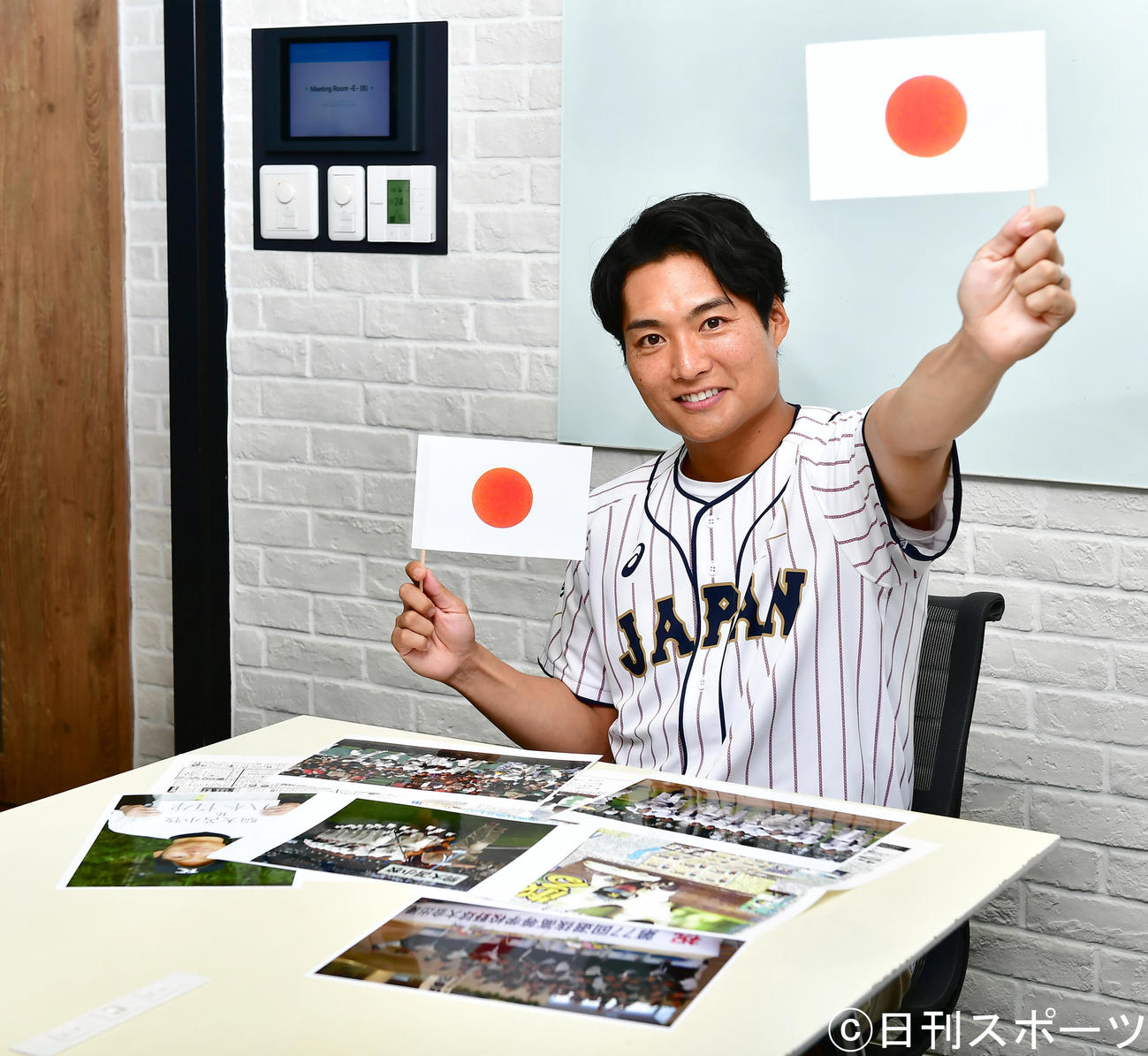 駒大苫小牧野球部で後輩だった日本代表の田中将大に声援を送る劇団EXILEの八木将康（2021年7月23日撮影）