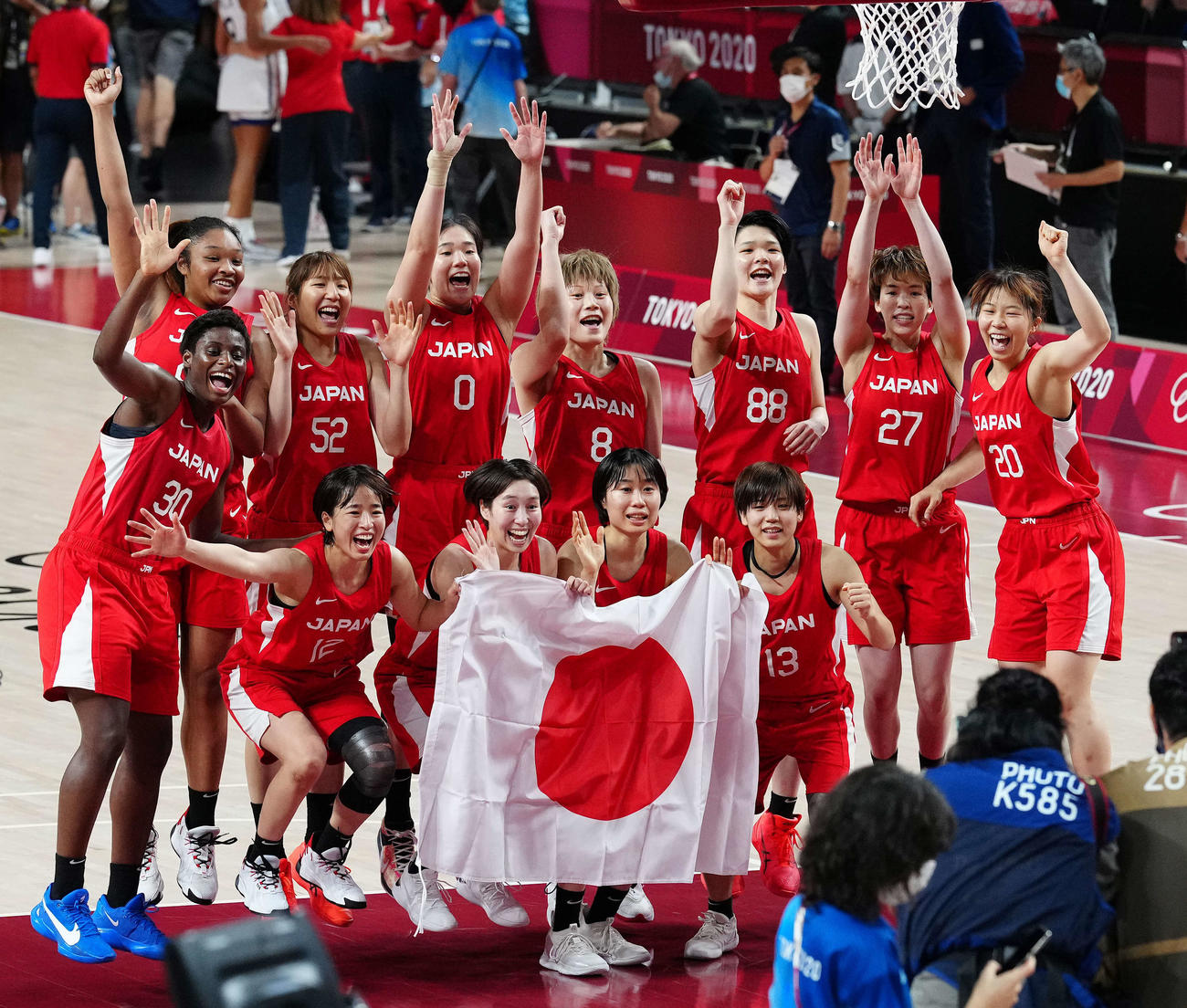 試合後、記念撮影する日本の選手たち（撮影・江口和貴）