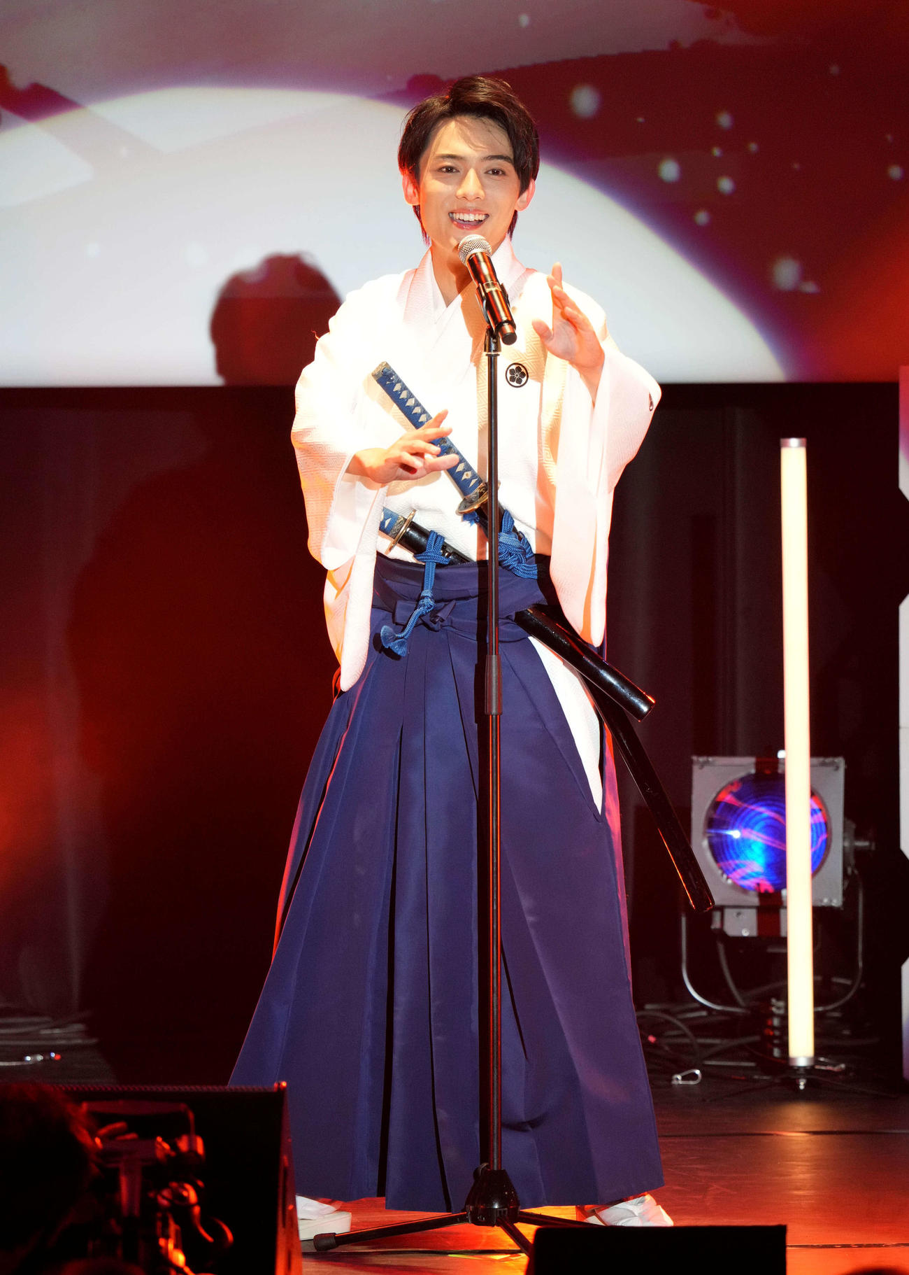紋付袴姿で長編歌謡浪曲を熱唱する辰巳ゆうと
