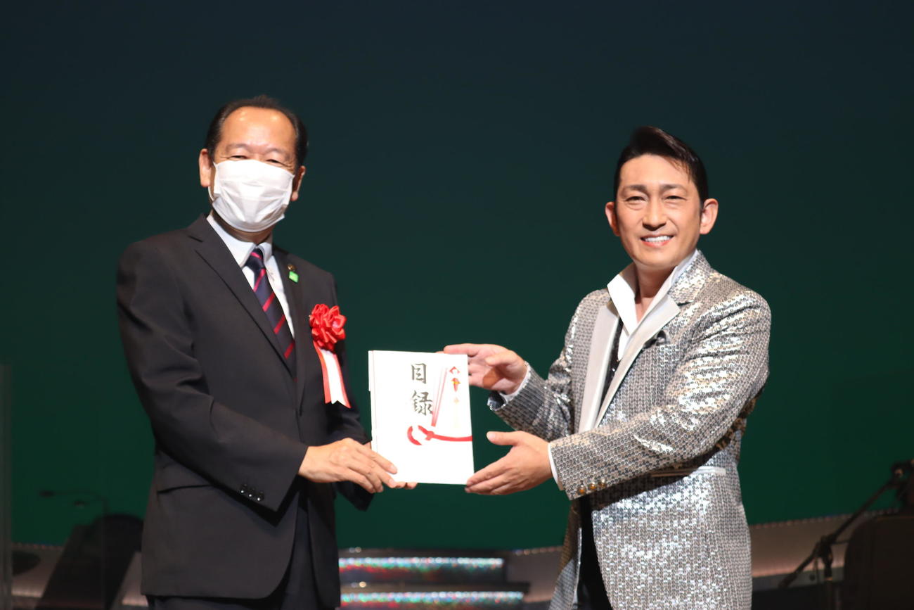 戸羽太・陸前高田市長に義援金を手渡す福田こうへい（右）